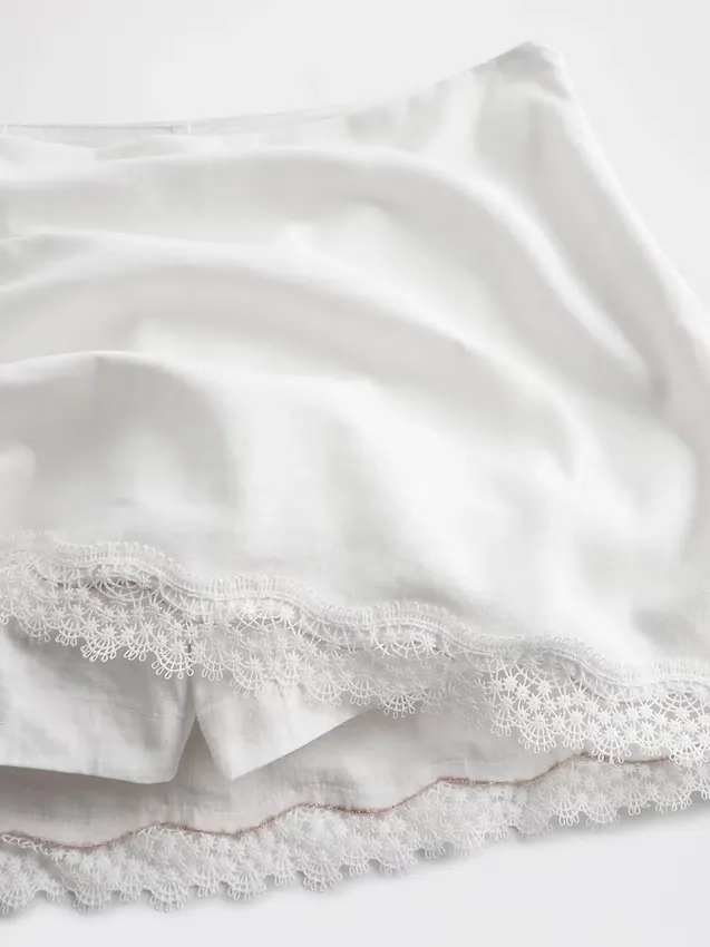 Mini-jupe-short en mélange de lin avec bordure en dentelle