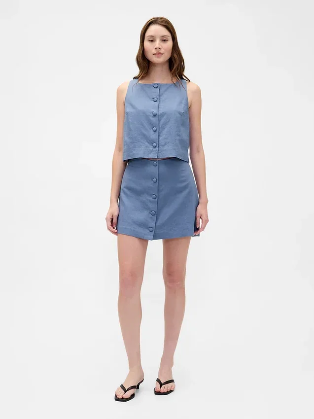 Mini-jupe-short en mélange de lin à boutonnage sur le devant