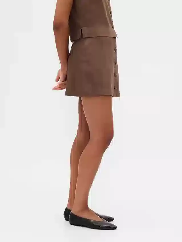 Mini-jupe-short en mélange de lin à boutonnage sur le devant