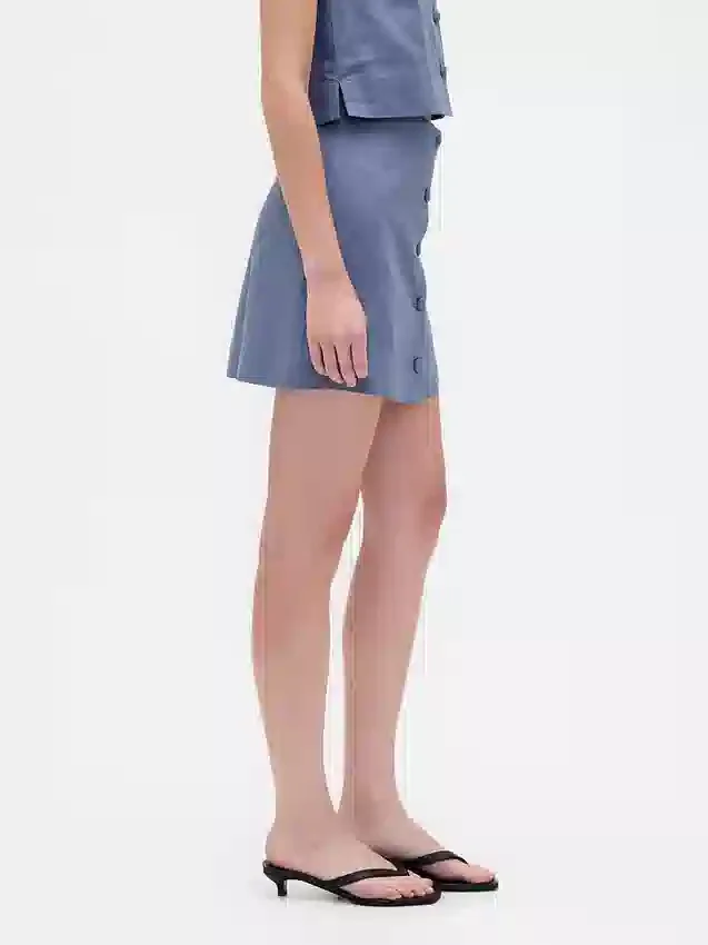Mini-jupe-short en mélange de lin à boutonnage sur le devant