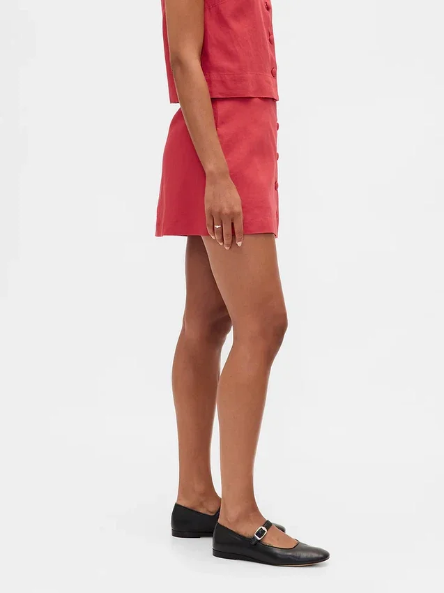 Mini-jupe-short en mélange de lin à boutonnage sur le devant