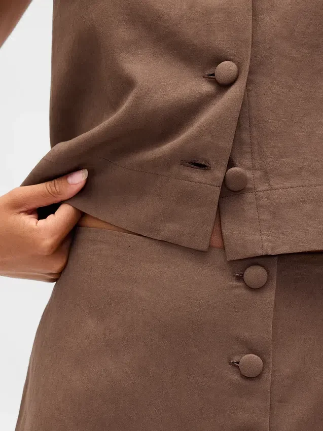 Mini-jupe-short en mélange de lin à boutonnage sur le devant