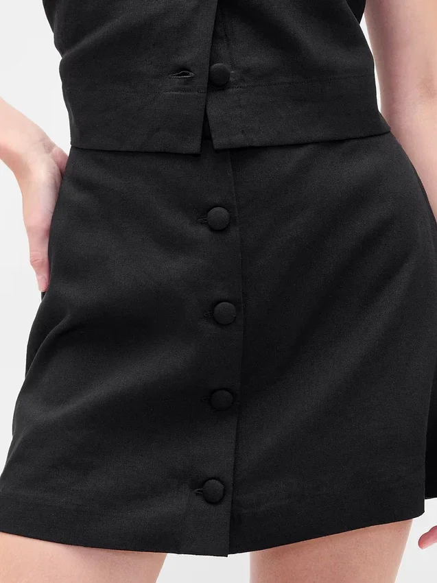 Mini-jupe-short en mélange de lin à boutonnage sur le devant