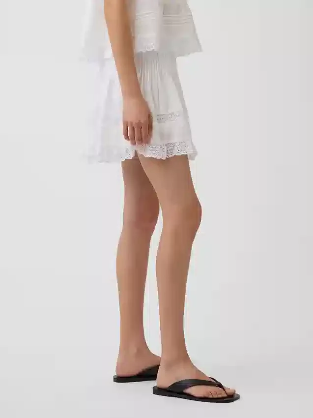 Mini-jupe-short facile à enfiler à plis et bordure en dentelle