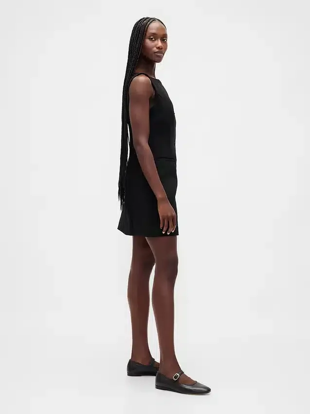 Mini-robe bistretch à boutons sur le devant