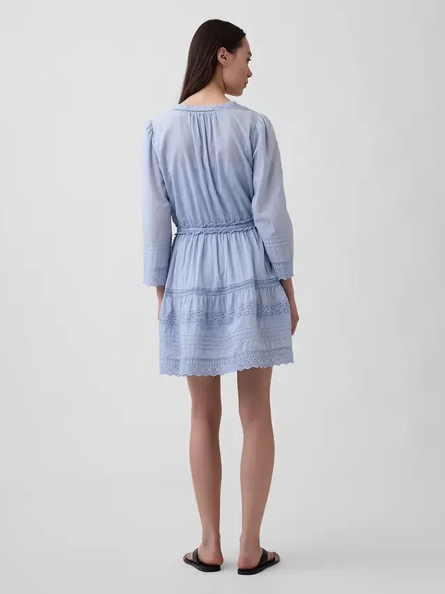 Mini-robe à bordures en dentelle