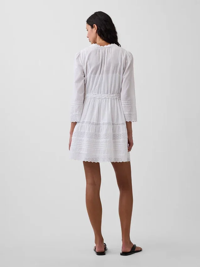 Mini-robe à bordures en dentelle