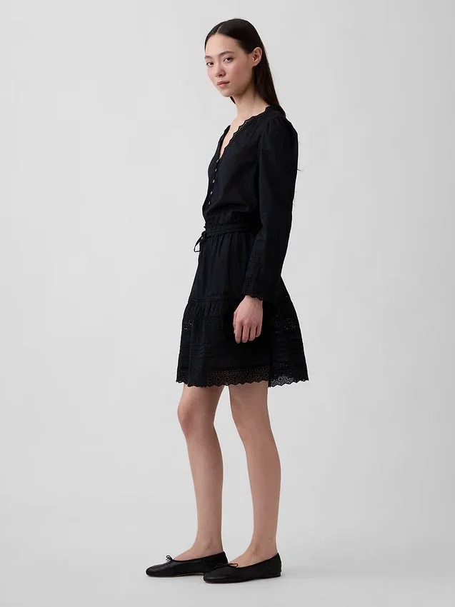 Mini-robe à bordures en dentelle
