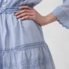 Mini-robe à bordures en dentelle