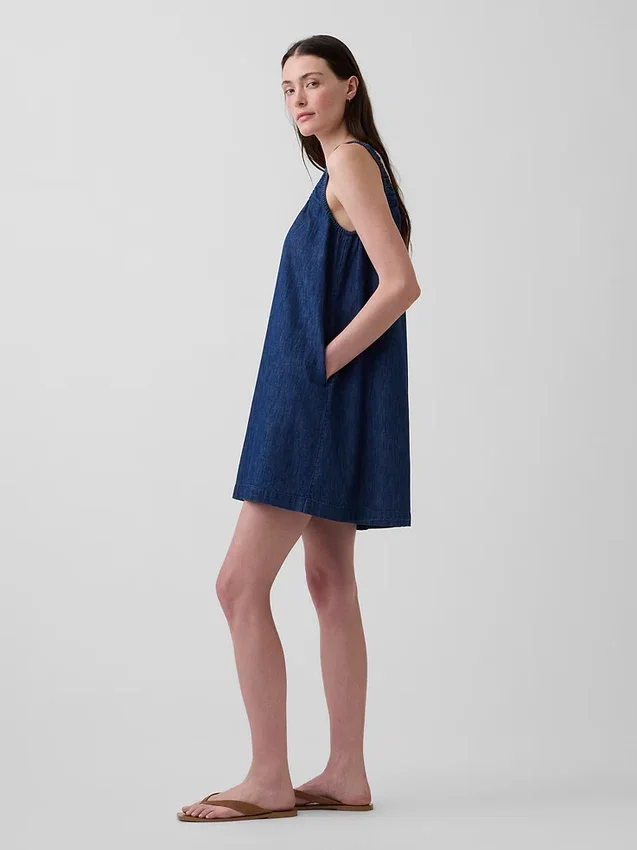 Mini-robe boutonnée sur le devant