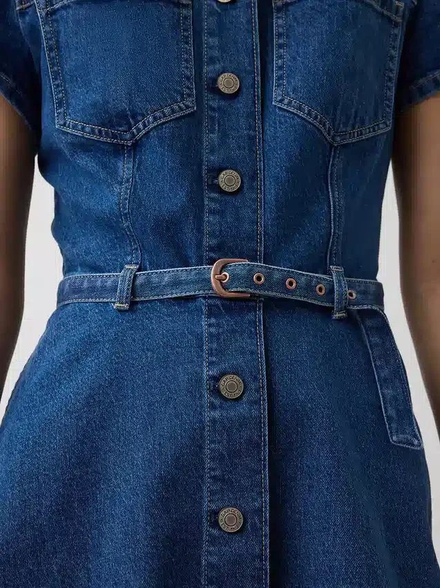 Mini-robe chemise en denim avec ceinture