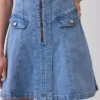 Mini-robe en denim à coutures apparentes et fermeture éclair sur le devant