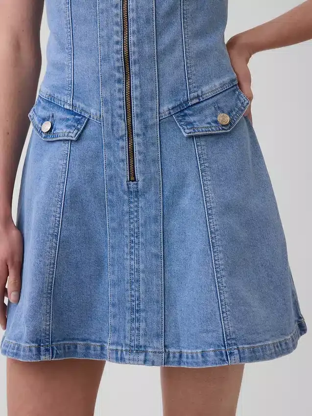 Mini-robe en denim à coutures apparentes et fermeture éclair sur le devant