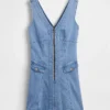 Mini-robe en denim à coutures apparentes et fermeture éclair sur le devant