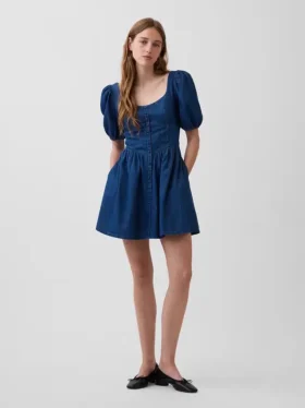 Mini-robe en denim à manches bouffantes et encolure en cœur
