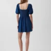 Mini-robe en denim à manches bouffantes et encolure en cœur