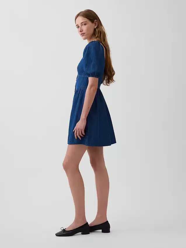 Mini-robe en denim à manches bouffantes et encolure en cœur