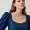 Mini-robe en denim à manches bouffantes et encolure en cœur