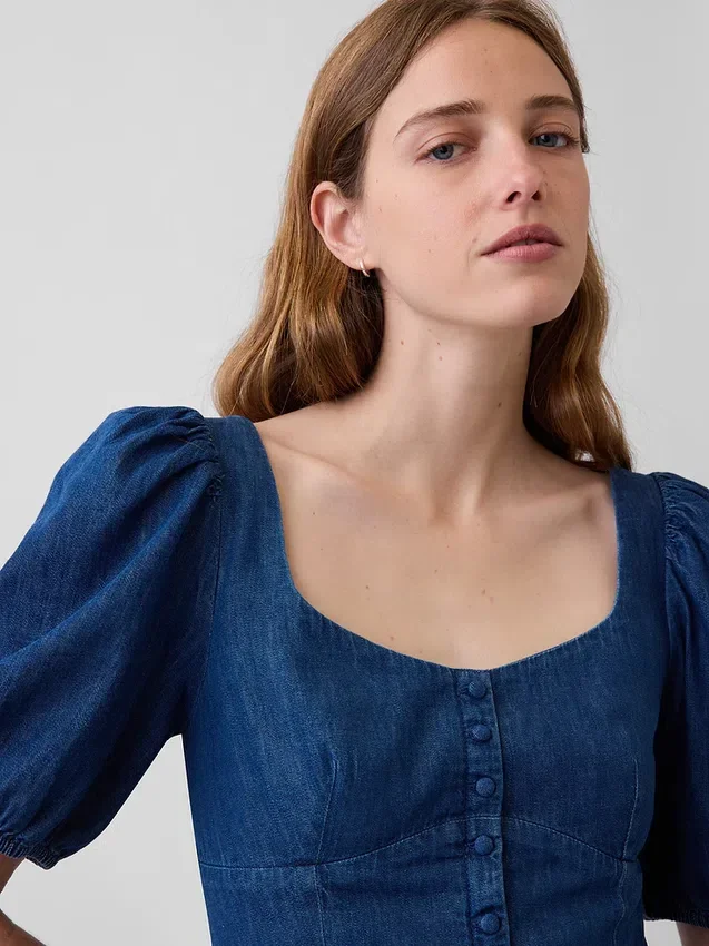 Mini-robe en denim à manches bouffantes et encolure en cœur