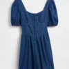 Mini-robe en denim à manches bouffantes et encolure en cœur