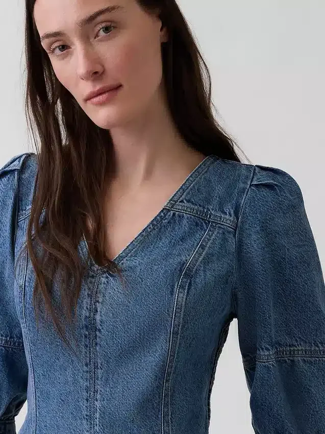 Mini-robe en denim ultra-doux à manches bouffantes