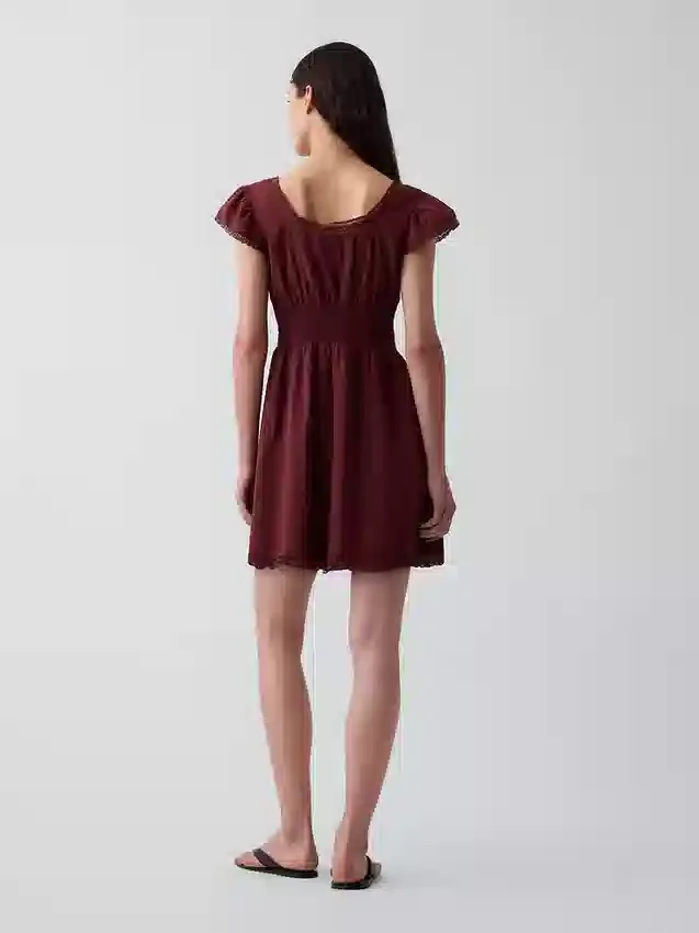 Mini-robe à encolure dégagée et bordure en dentelle