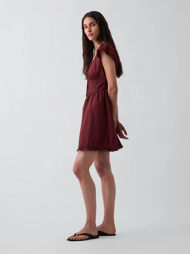 Mini-robe à encolure dégagée et bordure en dentelle