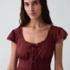 Mini-robe à encolure dégagée et bordure en dentelle
