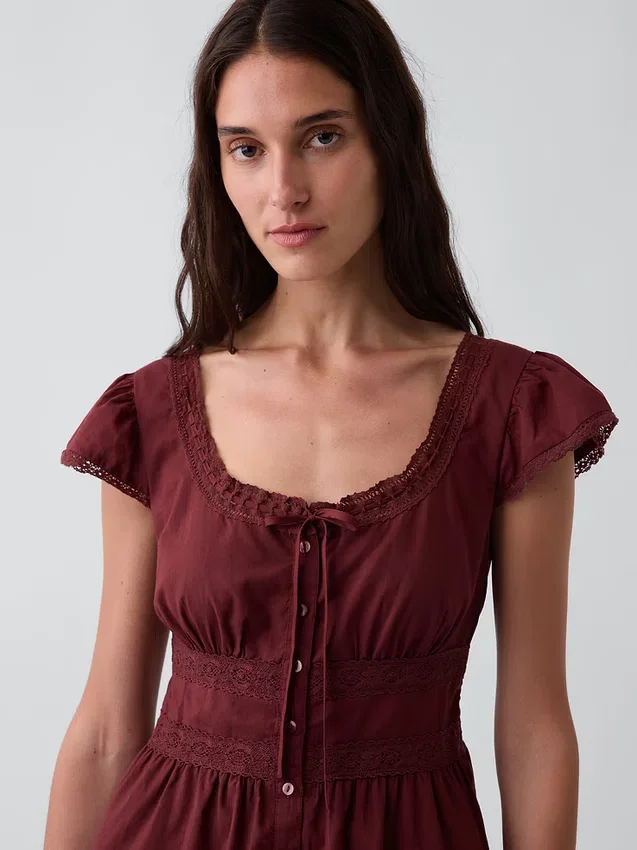 Mini-robe à encolure dégagée et bordure en dentelle