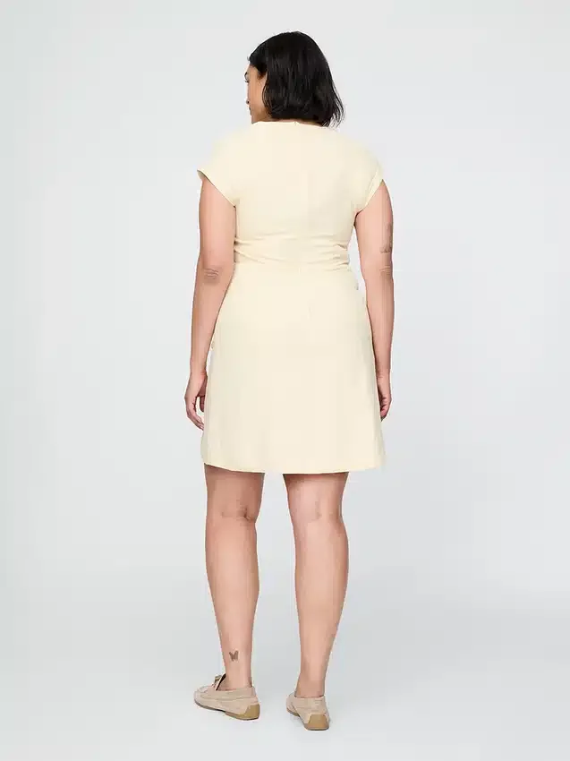 Mini-robe à manches courtes en mélange de lin