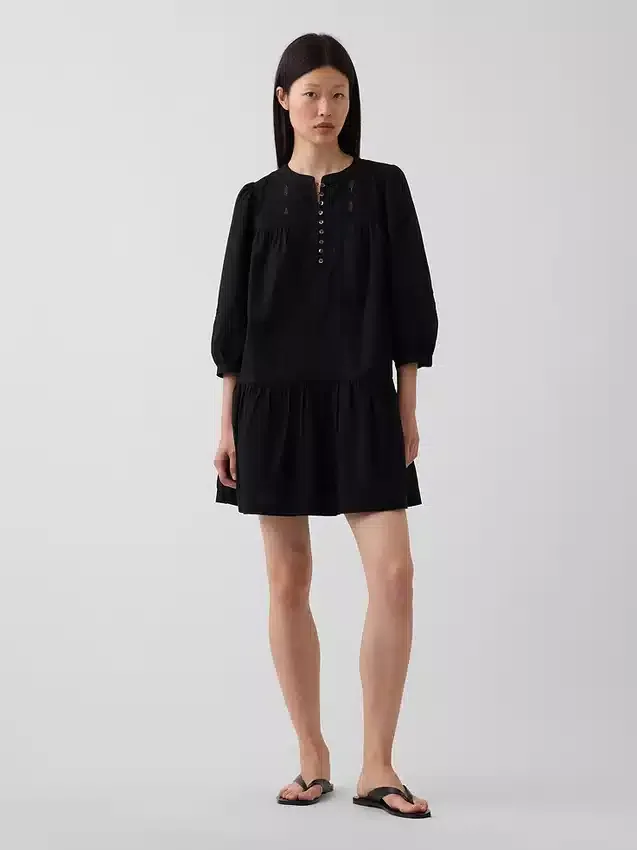 Mini-robe à taille basse bordée de dentelle