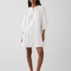 Mini-robe à taille basse bordée de dentelle