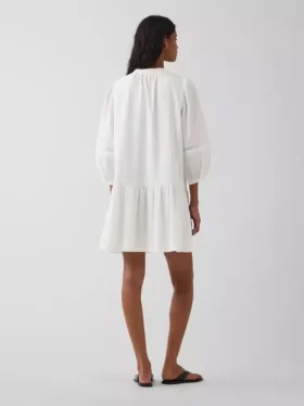 Mini-robe à taille basse bordée de dentelle