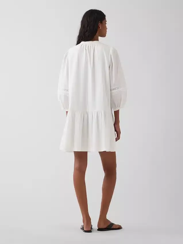 Mini-robe à taille basse bordée de dentelle