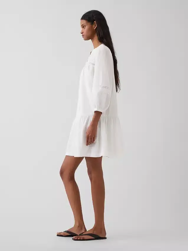 Mini-robe à taille basse bordée de dentelle