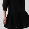 Mini-robe à taille basse bordée de dentelle