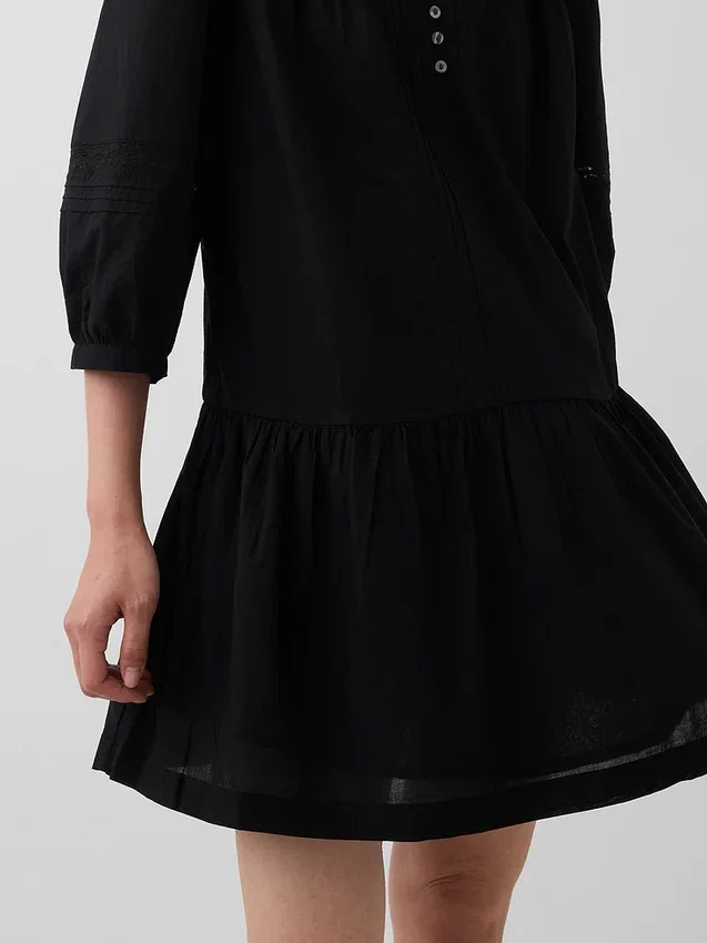 Mini-robe à taille basse bordée de dentelle