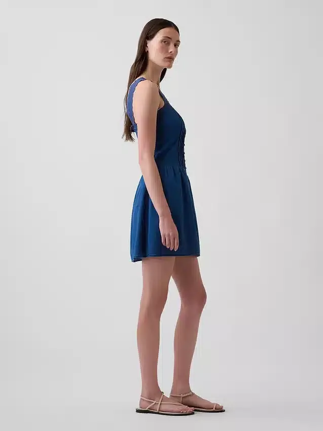 Mini-robe à taille basse et plis creux