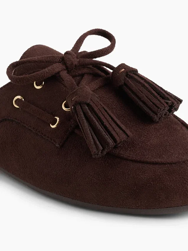 Mules mocassins à pompons en daim vegan