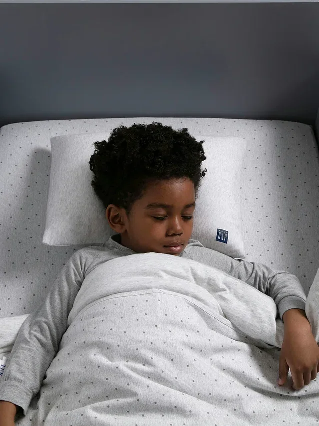 Oreiller en mousse à mémoire de forme babyGap pour tout-petits avec 2 housses rafraîchissantes