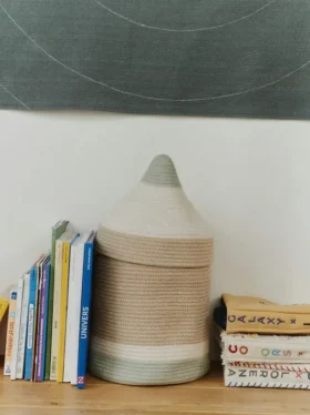 Panier « Crayon » de Lorena Canals, bleu sauge