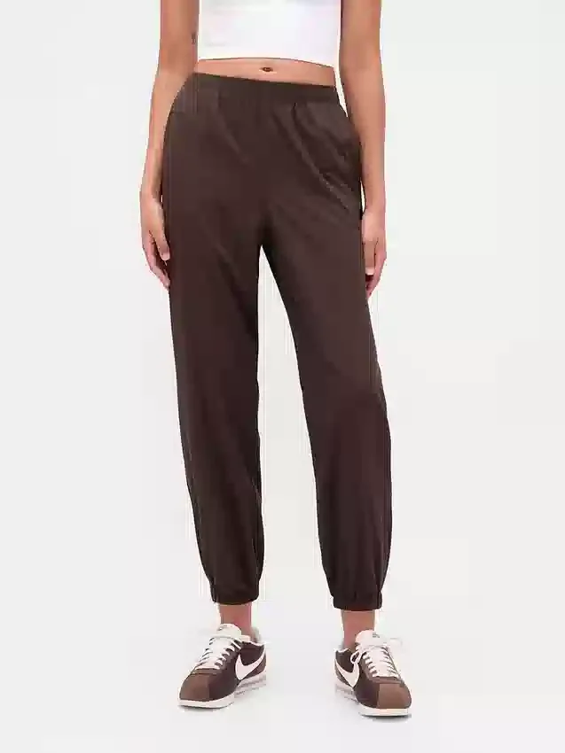 Pantalon de jogging GapFit Tech à taille haute et ourlet zippé