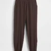 Pantalon de jogging GapFit Tech à taille haute et ourlet zippé