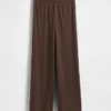 Pantalon de pyjama à jambes larges et à fines côtes