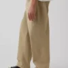 Pantalon kaki ample et moderne