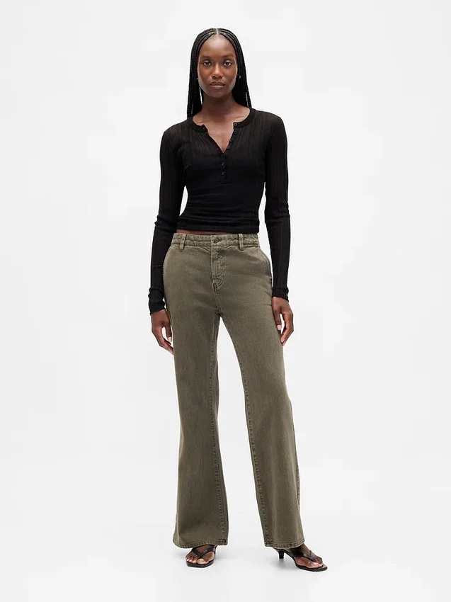 Pantalon kaki évasé à taille basse et coupe décontractée