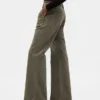 Pantalon kaki évasé à taille basse et coupe décontractée