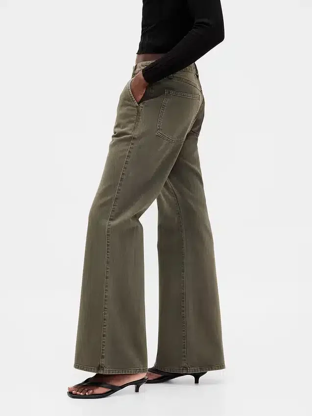 Pantalon kaki évasé à taille basse et coupe décontractée