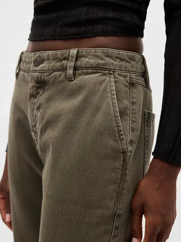 Pantalon kaki évasé à taille basse et coupe décontractée