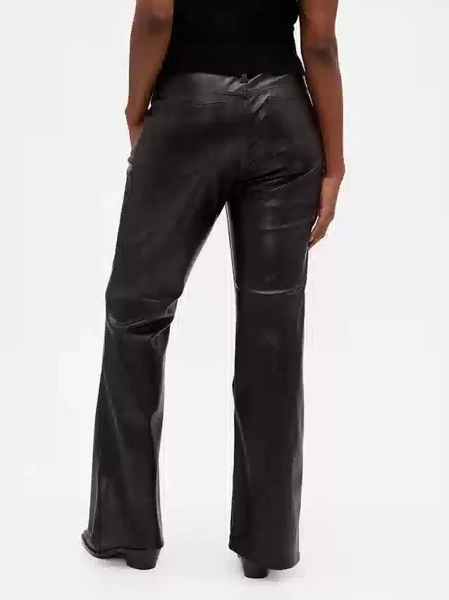 Pantalon long et ajusté en cuir vegan recyclé, taille basse